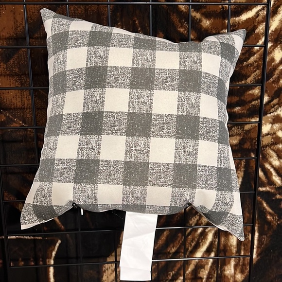 New Truliving Outdoors “Farm Fresh” Toss Pillow Cow Pig Rooster 16” x 16” - Picture 5 of 7